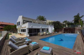 Villa with heated pool and Jacuzzi Sea View 300m Front of the Beach